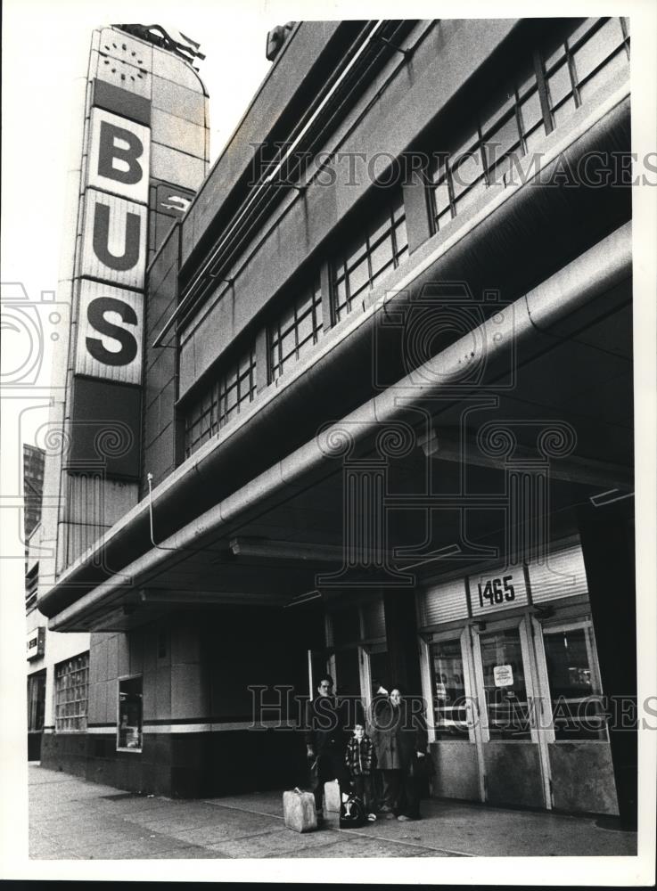 1980 Press Photo The Keatley family waits outside the Greyhound bus station - Historic Images