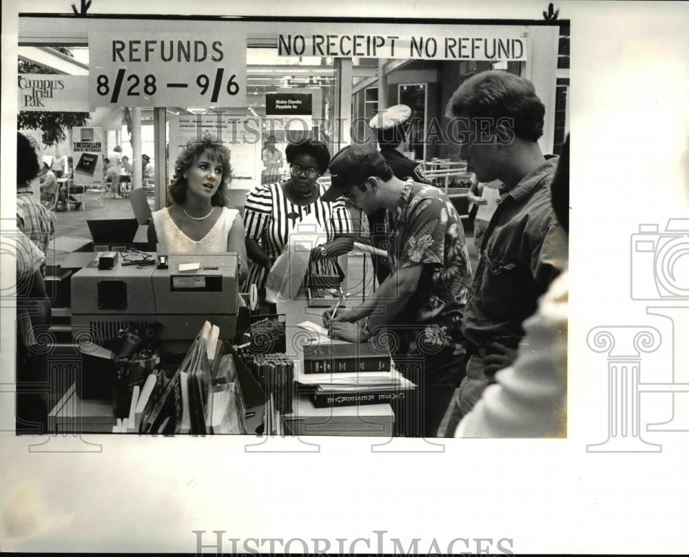 1985 Press Photo Lisa Cantini helping sell books to students - Historic Images