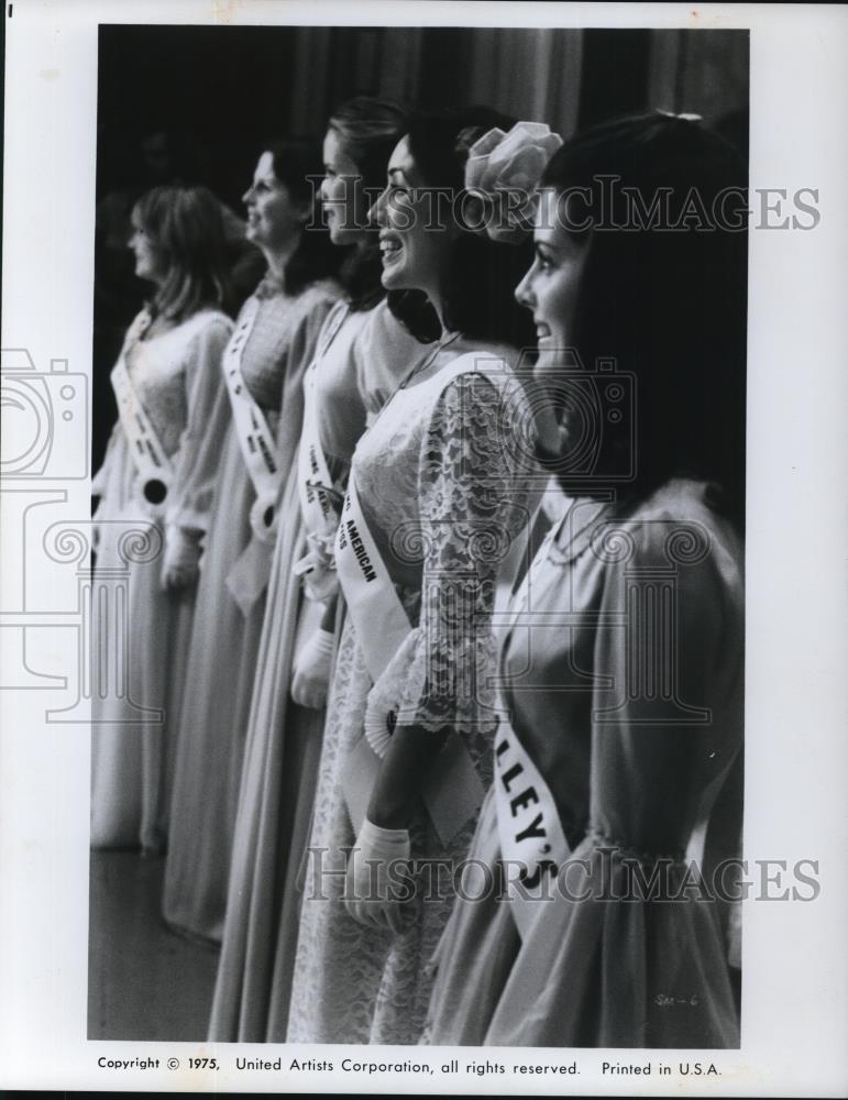 1975 Press Photo Caroline Williams, Deborah Coy, Catherine Klein in Smile - Historic Images