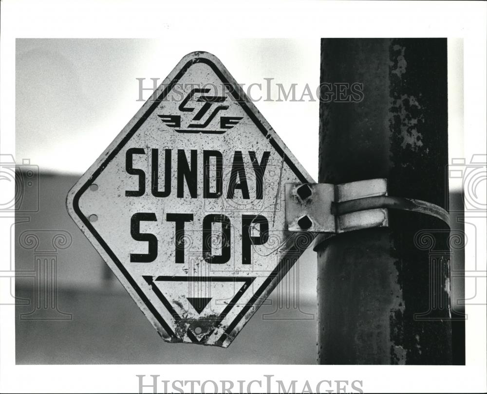 1990 Press Photo Old CTS bus stop sign, 7510 Woodland Cleveland - Historic Images