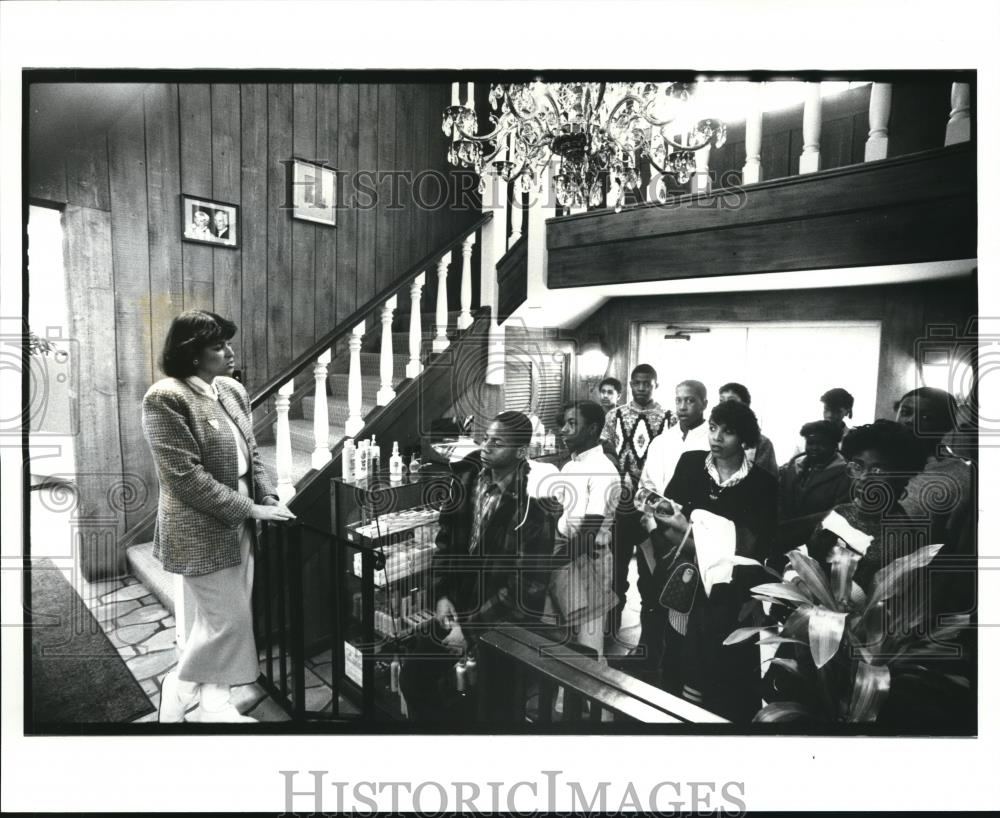 1987 Press Photo Tour guide, Sally Julian takes the tour at Bonnie Belle Lobby - Historic Images