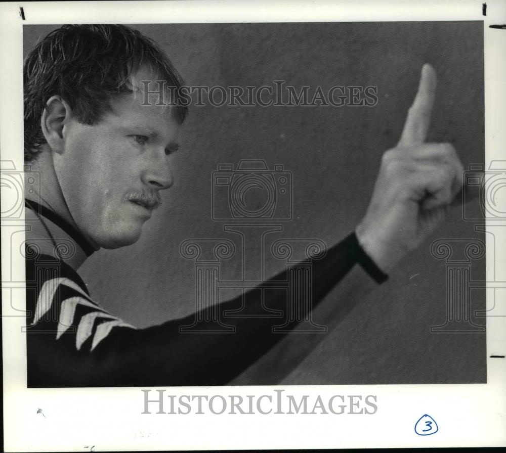 1989 Press Photo Ted Turner gives the hand signal bow, Sea World of Ohio, Shamu - Historic Images