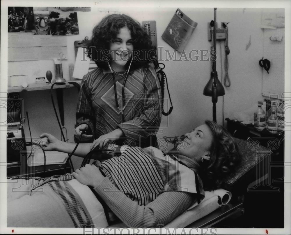 1978 Press Photo Notre Dame College student Evelyn Hunter was checked by Leeb - Historic Images