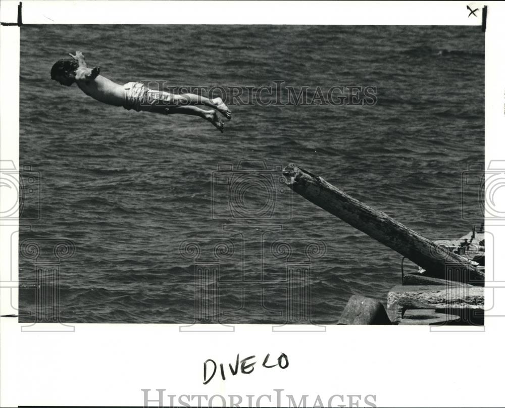 1990 Press Photo Kevin Currence from west street flies off the log jammed into - Historic Images