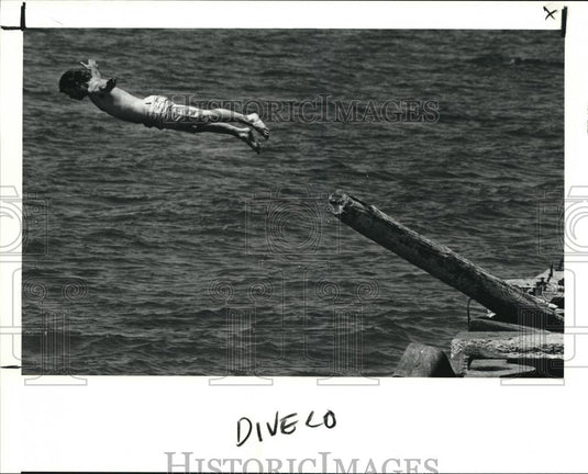 1990 Press Photo Kevin Currence from west street flies off the log jammed into - Historic Images