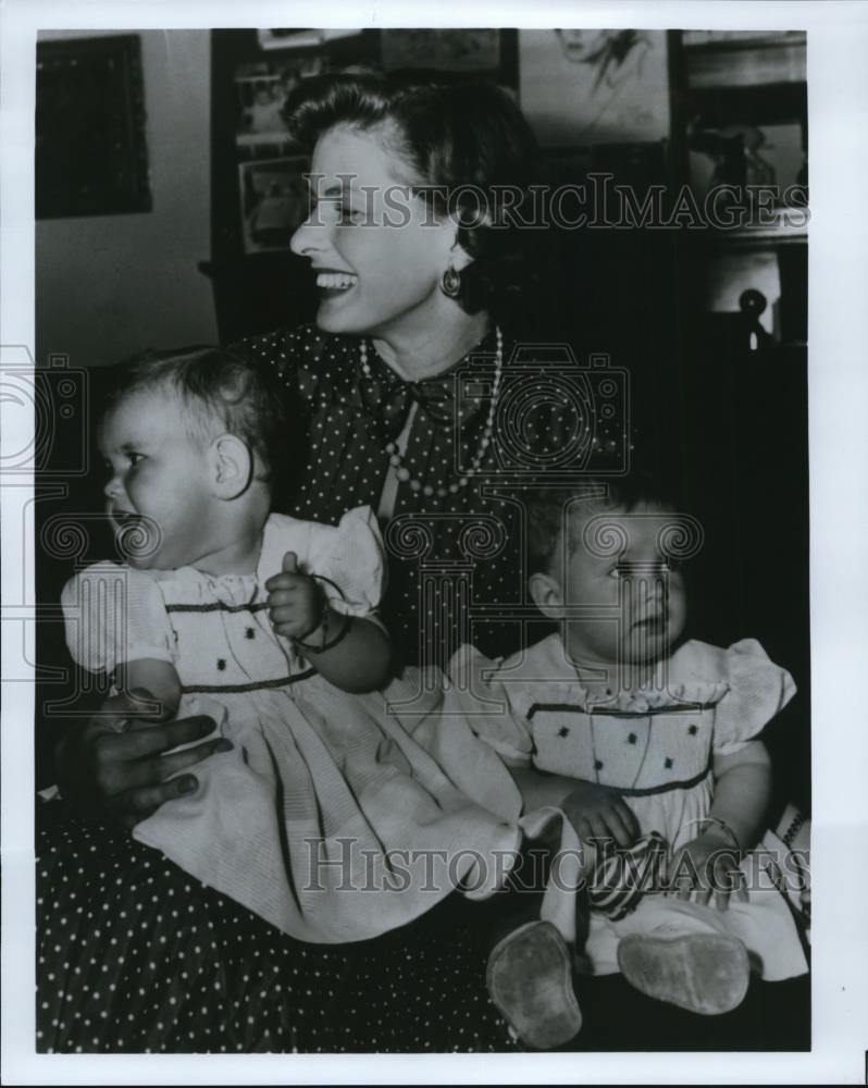 Press Photo Ingrid Bergman WIth Twin Daughters Isabella &amp; Ingrid - cvp54007 - Historic Images