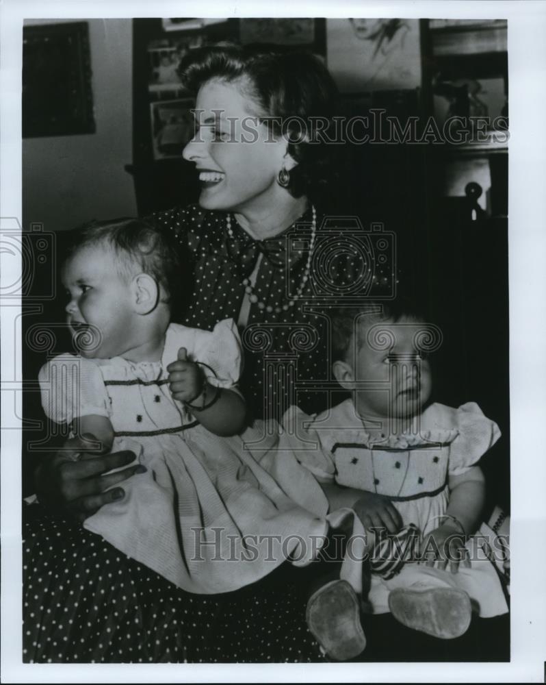 Press Photo Ingrid Bergman WIth Twin Daughters Isabella & Ingrid - cvp54007 - Historic Images