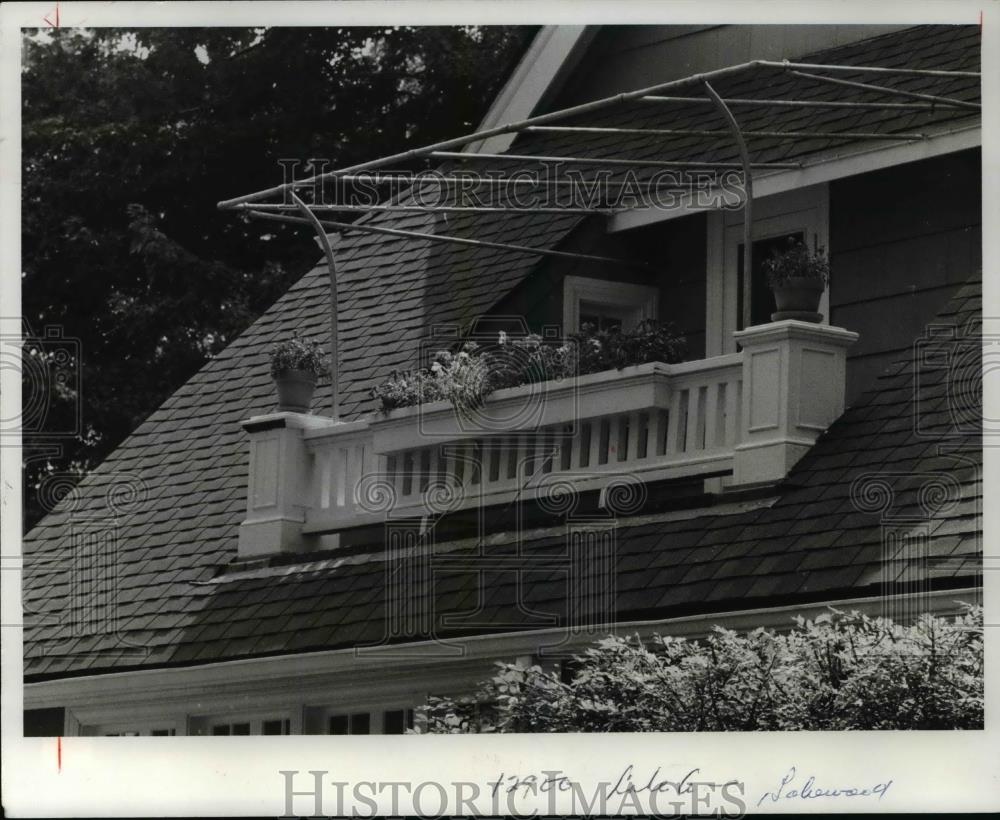 1977 Press Photo Planter box constructed on balcony railing at 12900 Lake Ave - Historic Images