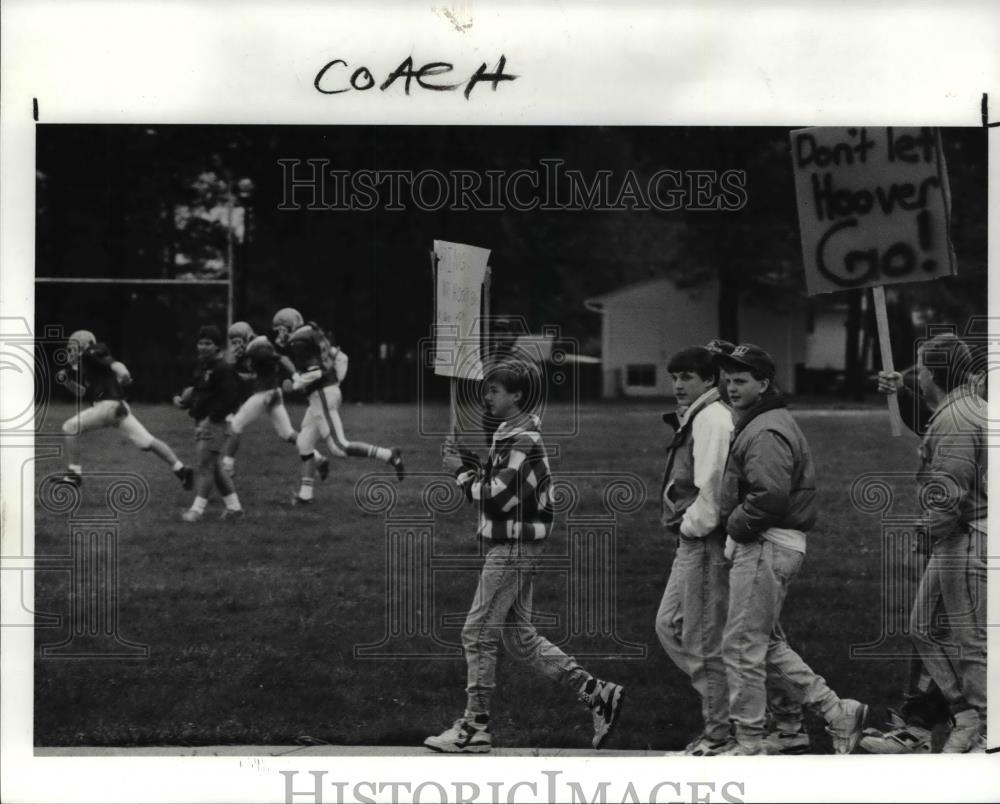 1990 Press Photo Vermillion H.S. protest resignation of Football Coach Hoover - Historic Images