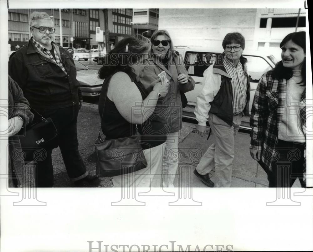 1989 Press Photo Low Income People Together collecting their debts - Historic Images