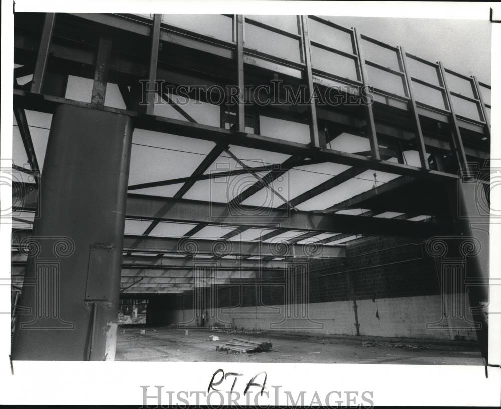 1989 Press Photo Open roof at the Brooklyn Garage of RTA - Historic Images