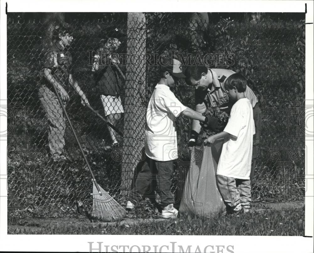 1990 Press Photo Members of Cub Scout Pack 71 of St. Anne&#39;s Catholic Church - Historic Images
