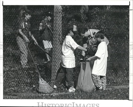 1990 Press Photo Members of Cub Scout Pack 71 of St. Anne's Catholic Church - Historic Images