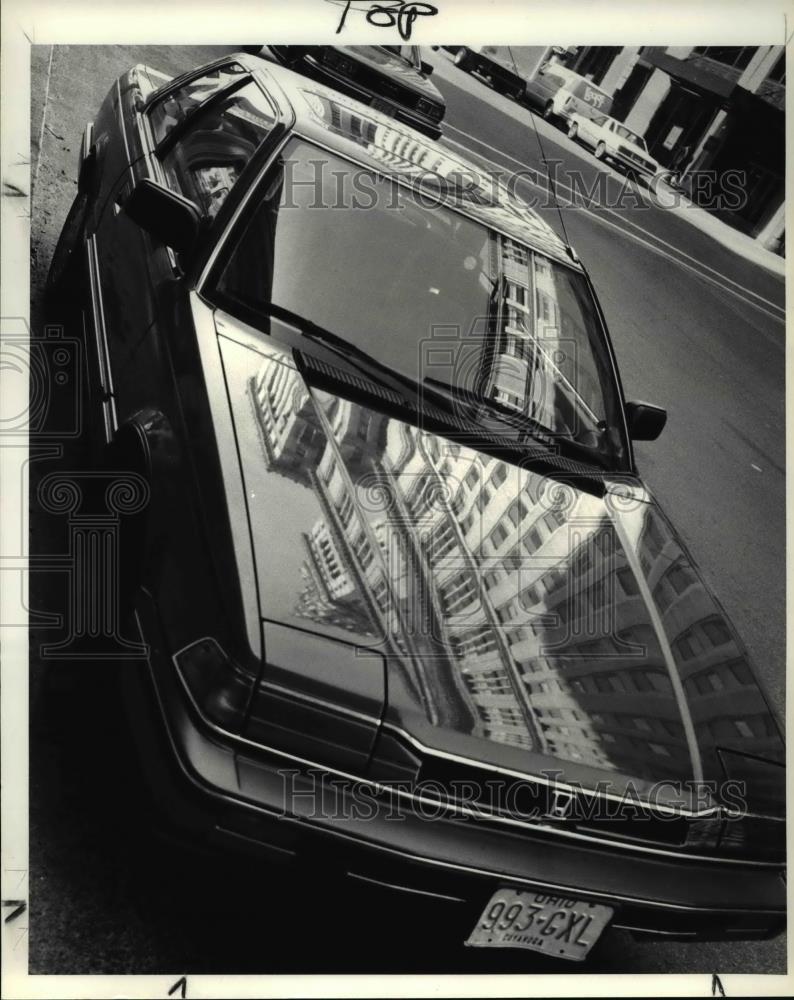 1986 Press Photo Terminal Tower is reflected on the hood of a Honda parked - Historic Images