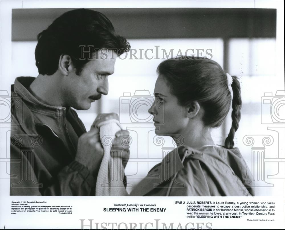 1991 Press Photo Julie Roberts Patrick Bergin in Sleeping with the Enemy - Historic Images