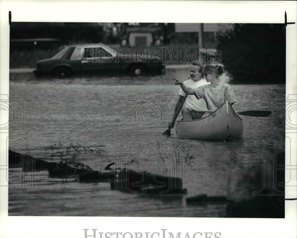 1990 Press Photo Lenny and Debie Chylik canoe the Canal Road during the flood - Historic Images