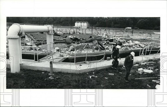 1990 Press Photo the Southernly Sewer District officilas and Firemen - Historic Images