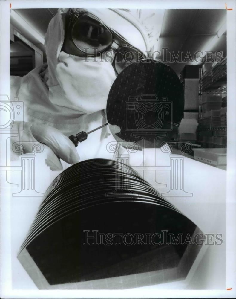 1992 Press Photo Supervisor Brian Davis, engineers from Harris Corporation - Historic Images