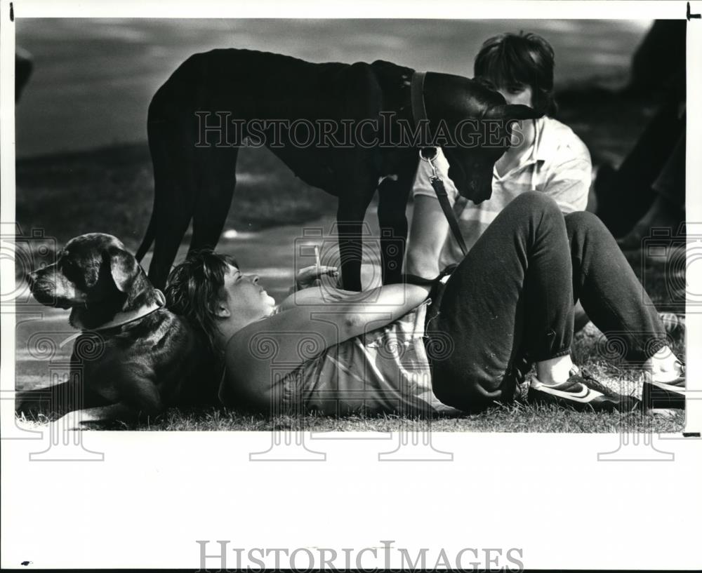 1987 Press Photo Cindy Selvage with her dogs Rottweiler Misty &amp; Great Dane - Historic Images