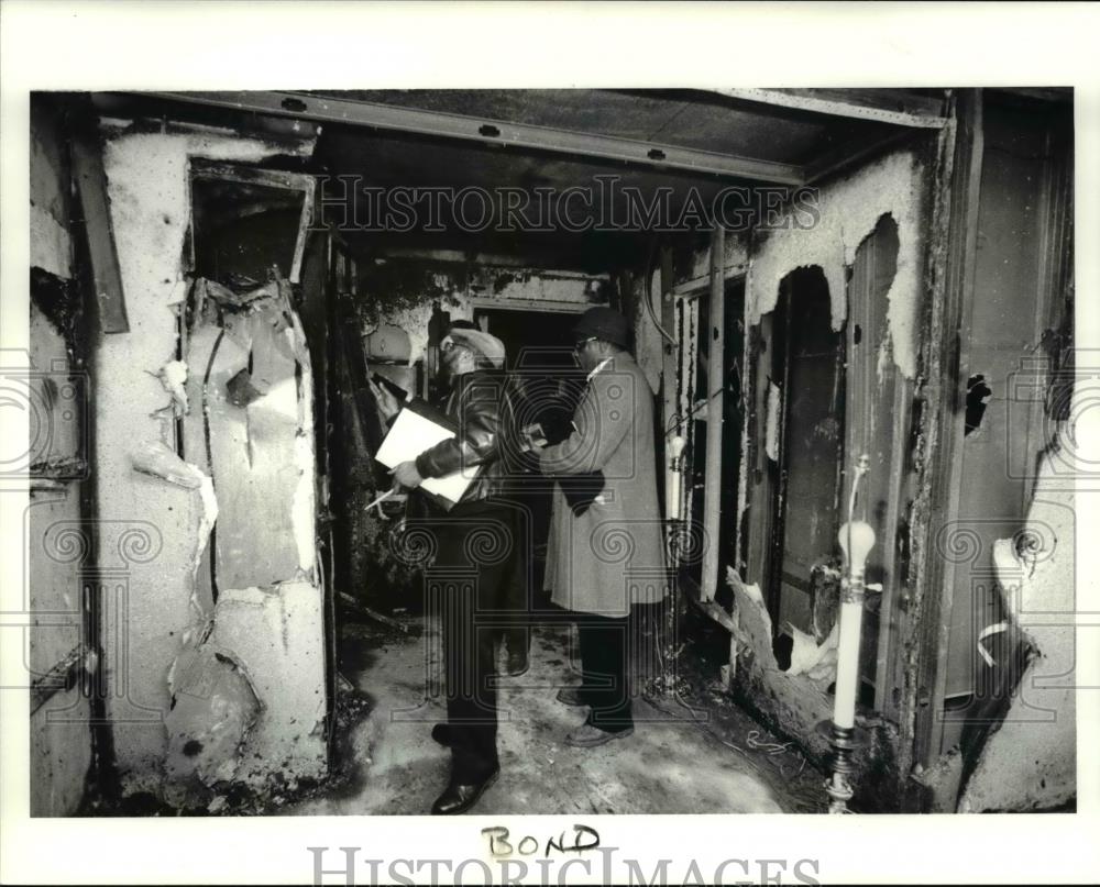 1987 Press Photo City building inspectors look cover the damage to the bond - Historic Images