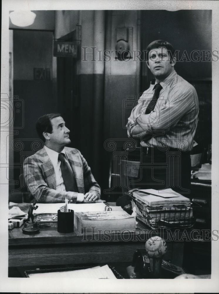 1979 Press Photo Max Gail, Ron Carey in Barney Miller - cvp53835 - Historic Images