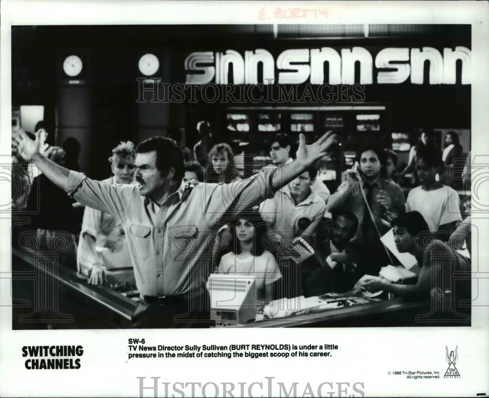 1988 Press Photo Switching Channels Burt Reynolds - cvp55470 - Historic Images