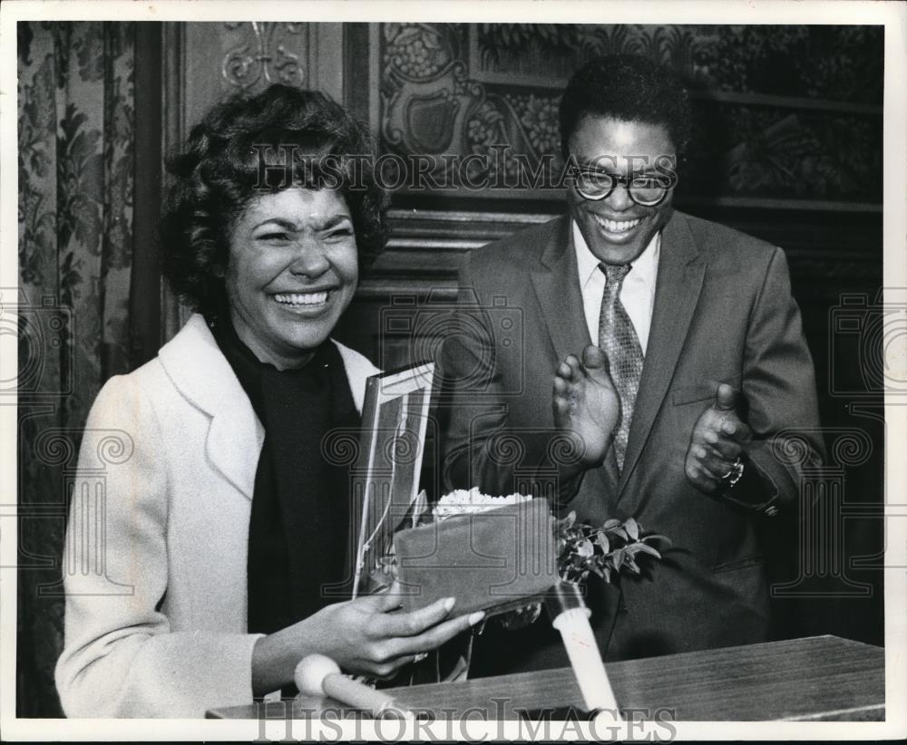 1971 Press Photo Nancy Wilson, singer, was given a key to the city, carnation - Historic Images