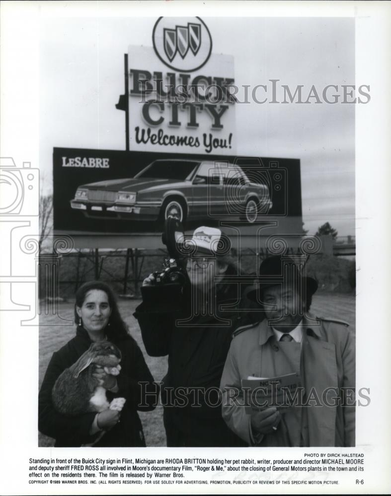 1989 Press Photo Rhoda Britton, Fred Ross &amp; Director Michael Moore in Roger &amp; Me - Historic Images