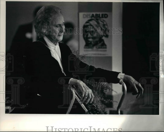 1990 Press Photo Evelyn Hamil at lworkshop for handicaps at Federated Church - Historic Images