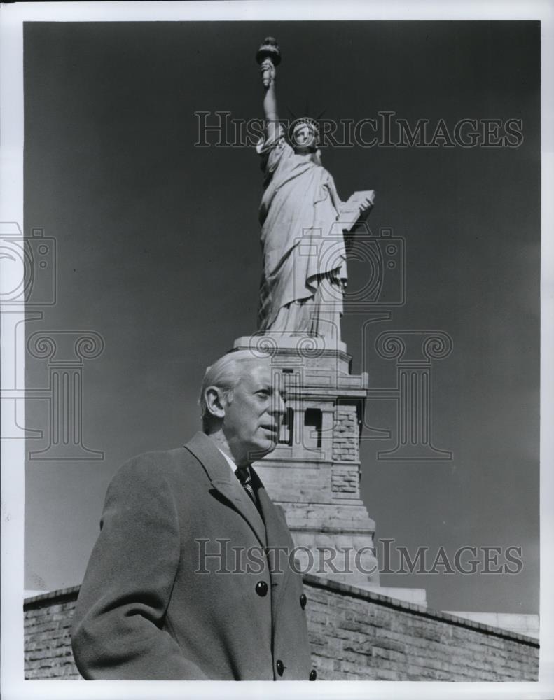 Press Photo Alistair Cooke on America - cvp53752 - Historic Images