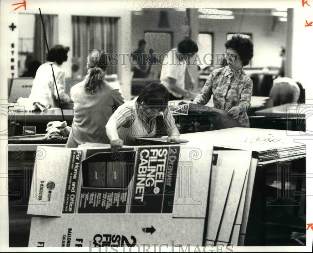 1981 Press Photo Retarded Workers at Workshop Parma Adult Training Center - Historic Images