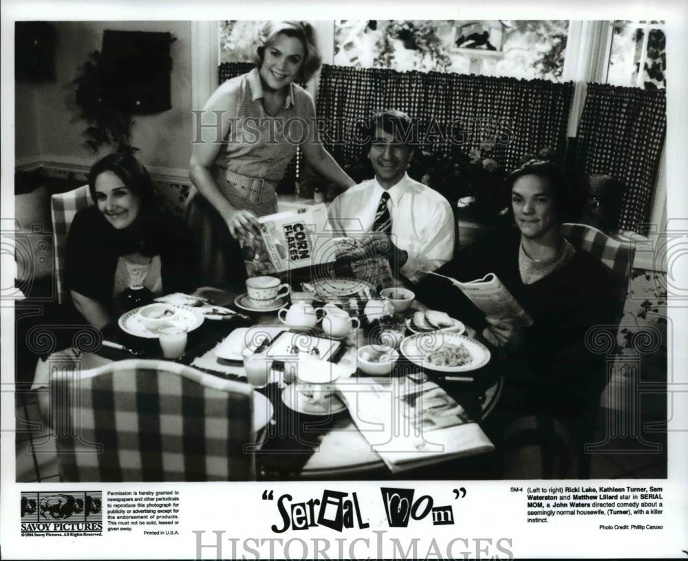 1994 Press Photo Ricki Lake Kathleen Turner Sam Waterston in Serial Mom - Historic Images