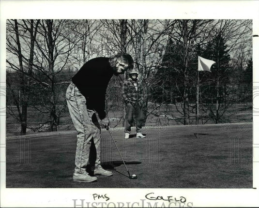 1991 Press Photo Al Hreha and Pat keeler at the Buunker Hill Golf Course. - Historic Images