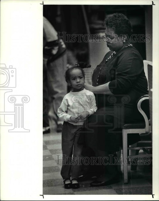 1990 Press Photo Rondell Longmire with her daughter, LaTierra at the day care - Historic Images