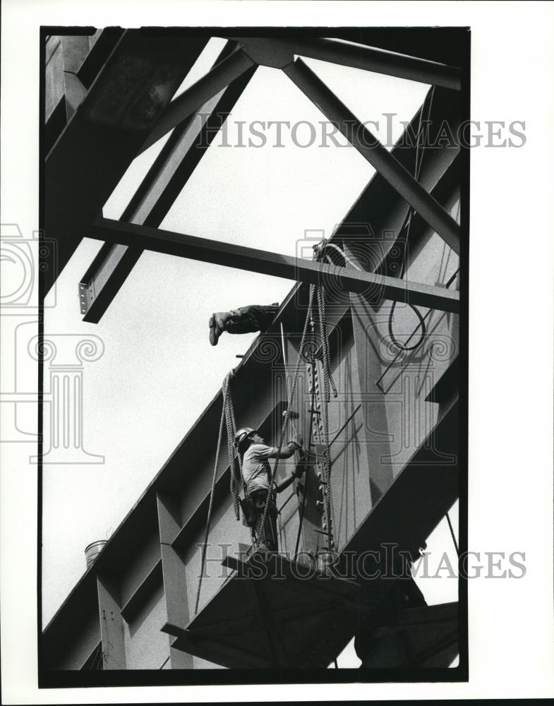 1988 Press Photo Workmen drive largebolts in I-beams putting togethe the bridge - Historic Images