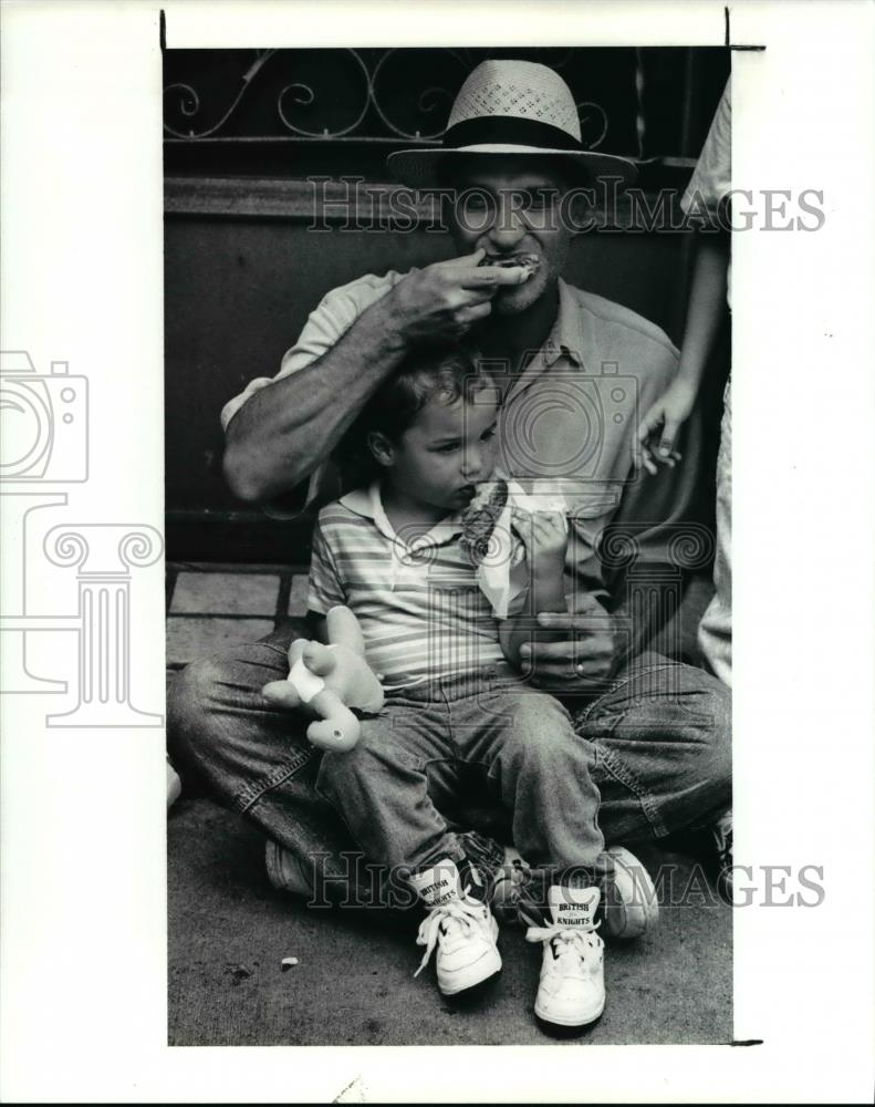 1990 Press Photo Ralph Gabriel &amp; son Nicholas at quiet doorway for pizza - Historic Images