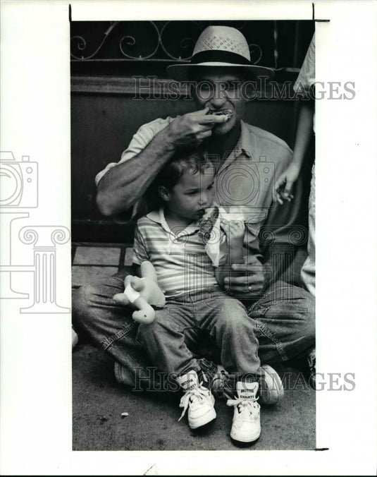 1990 Press Photo Ralph Gabriel & son Nicholas at quiet doorway for pizza - Historic Images