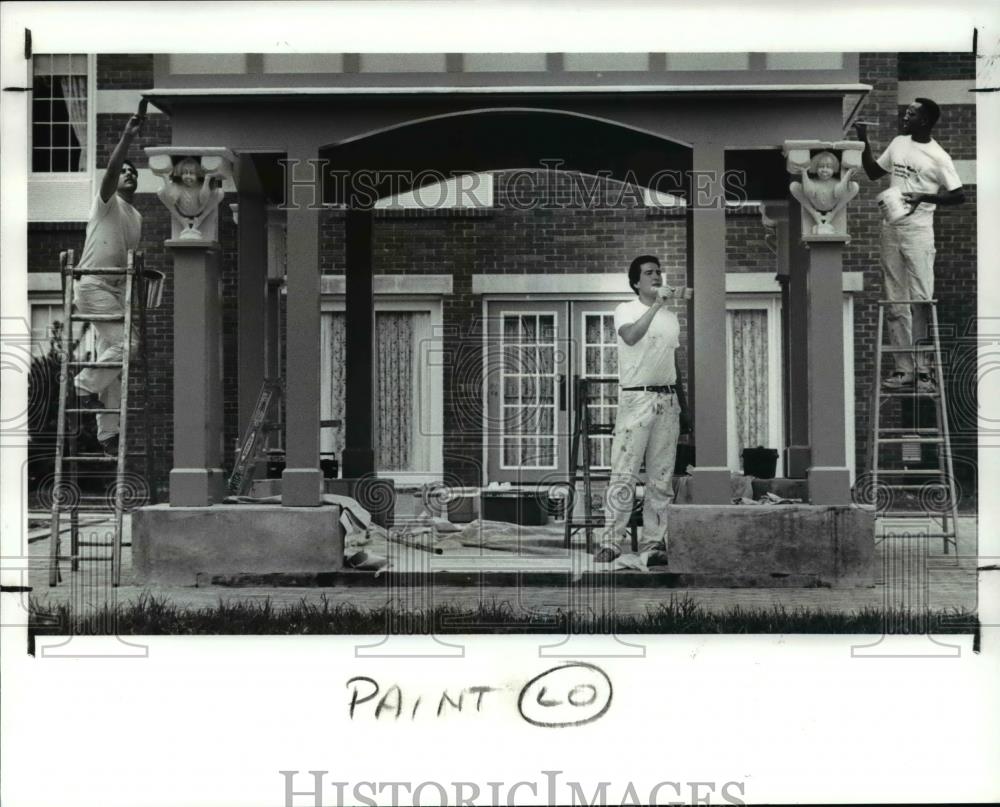 1989 Press Photo Painter of Designer Wall Inc. paints Glidden House on Fored Rd. - Historic Images