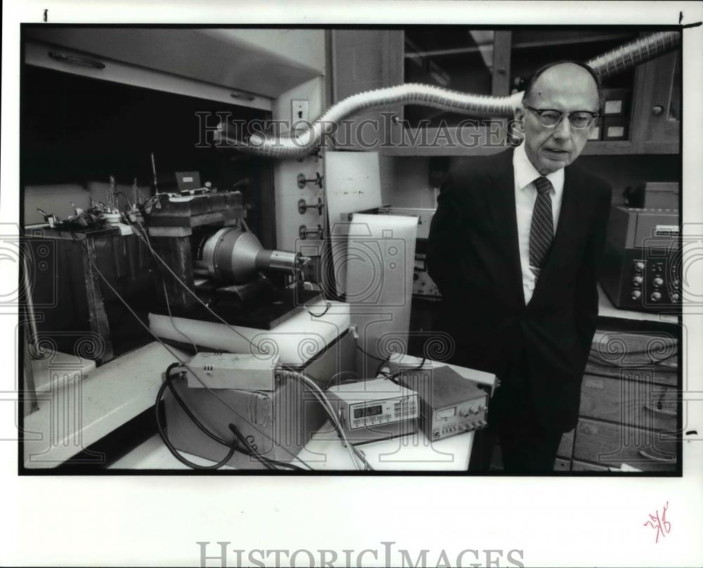 1989 Press Photo Ernest B. Yeager Director Of Case Center For Electrochemical - Historic Images