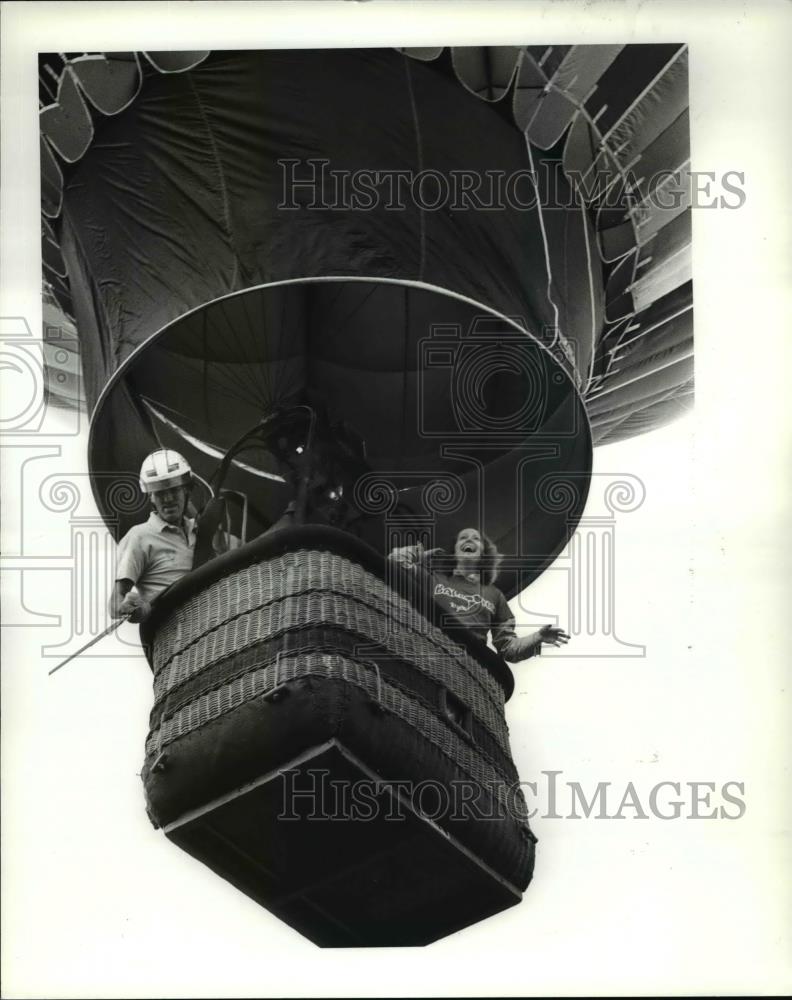 1986 Press Photo Jill Sell &amp; pilot Tod Fisher aboard Hot air Balloon - Historic Images