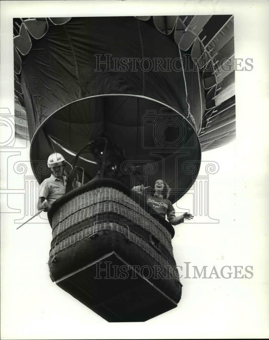 1986 Press Photo Jill Sell & pilot Tod Fisher aboard Hot air Balloon - Historic Images