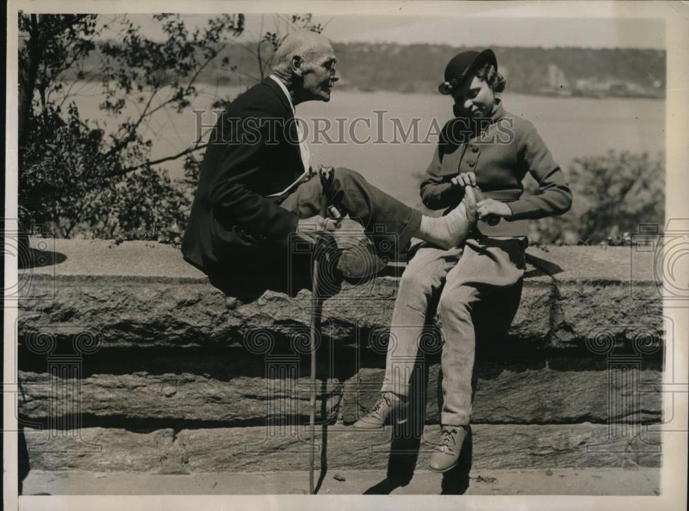 1936 Press Photo Jien Miller Helps Lewis Worthington Change Shoes After Derby - Historic Images