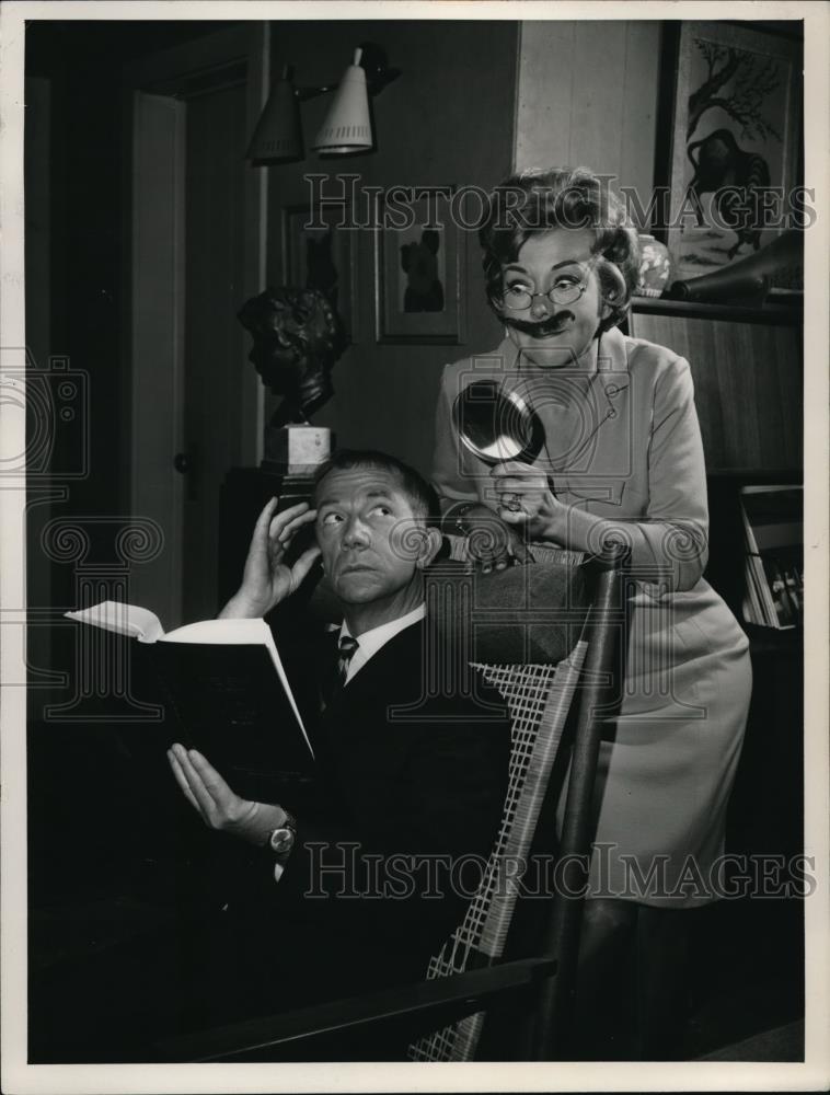1964 Press Photo Ray Walston &amp; Pamela Britton - Historic Images