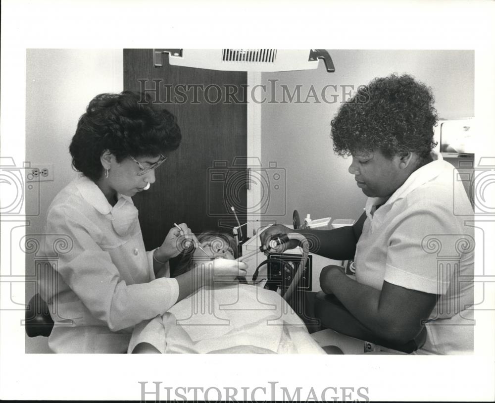 1983 Press Photo Dr.Madge Y.Potts and Asst. Francis Israel and Patient - Historic Images
