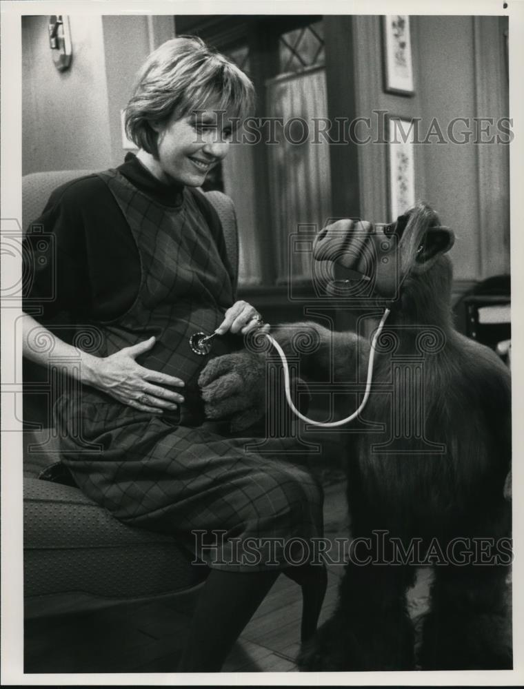 1989 Press Photo Anne Schedeen and Alf on Alf - cvp53691 - Historic Images