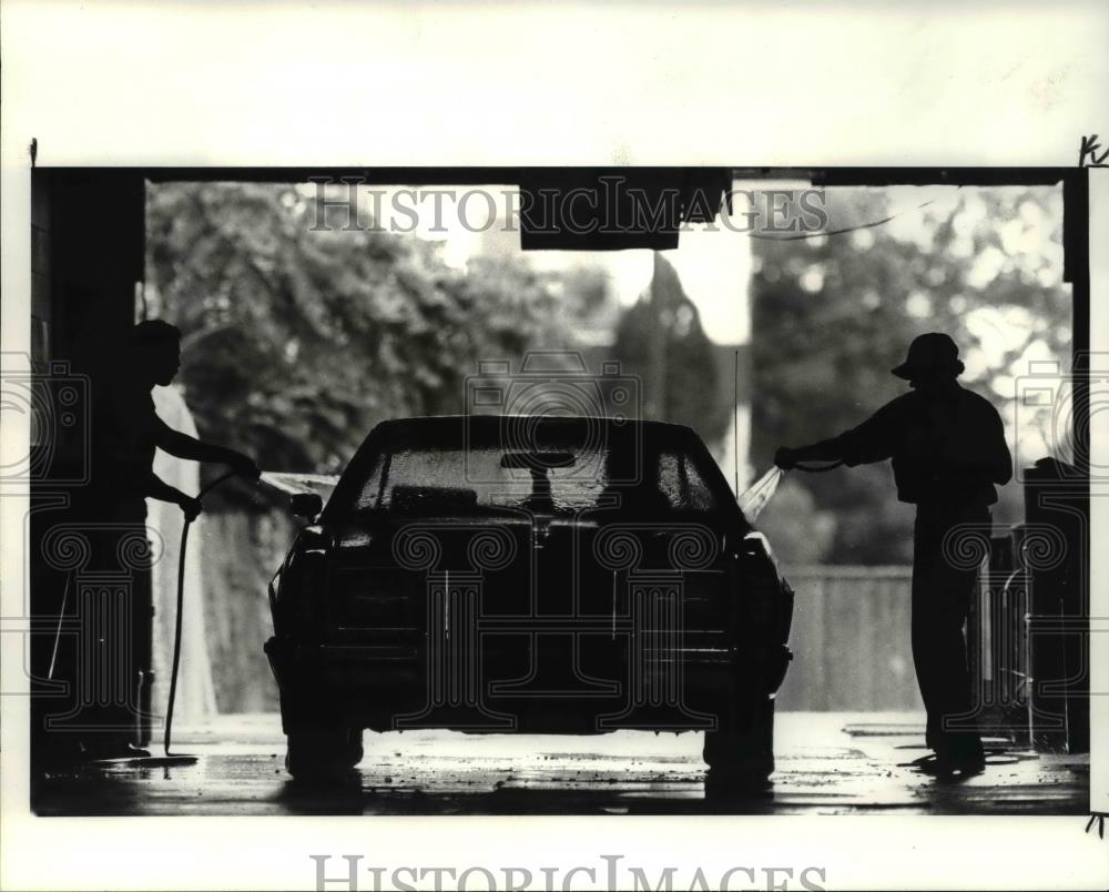 1985 Press Photo Rodney Pritchett &amp; Roger Lopez wash the car at the Valet Hand - Historic Images