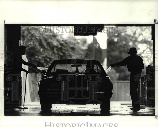 1985 Press Photo Rodney Pritchett & Roger Lopez wash the car at the Valet Hand - Historic Images