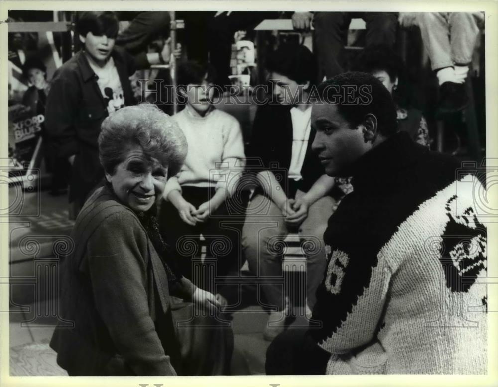 1986 Press Photo Sex Therapist Dr. Ruth Westheimer, Bryant Gumbel in Main Street - Historic Images