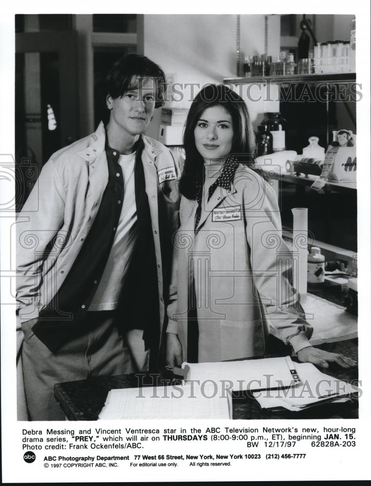 1997 Press Photo Debra Messing Vincent Ventresca on Prey - cvp73313 - Historic Images