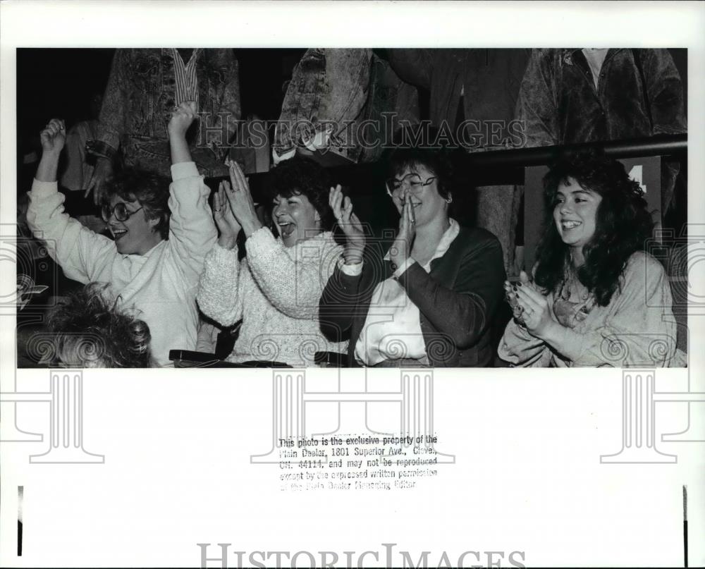 1988 Press Photo Rod Stewart Rock Fans - Historic Images